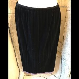 EUC-Black Velvet Pleated Skirt-2X